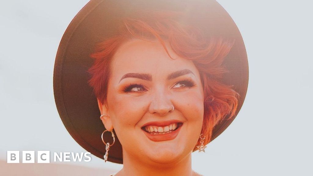 Music teaching: Singer Bronwen backs free instruments plan - BBC News