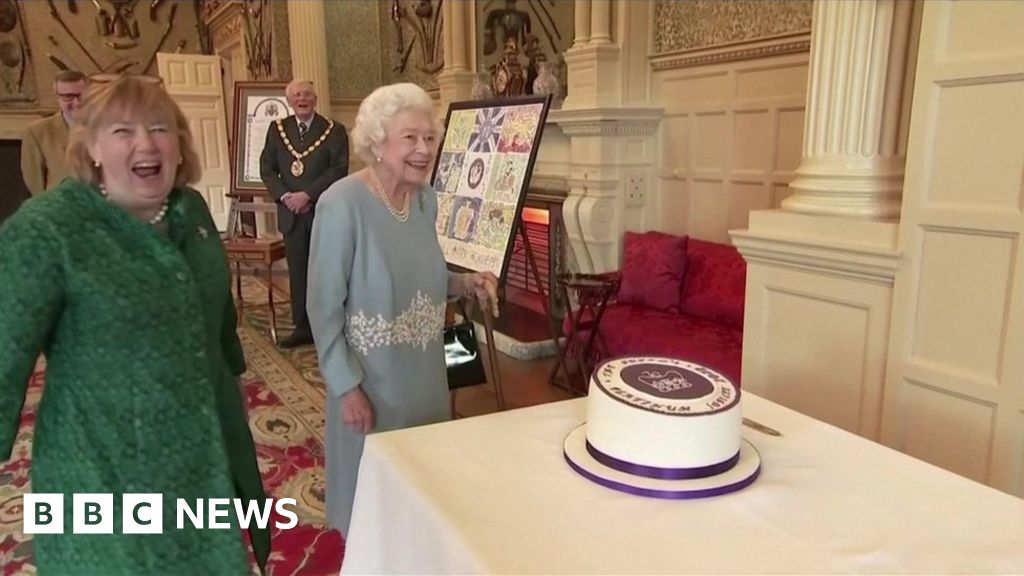 Queen jokes at reception 'I don't matter!' and cuts cake BBC News
