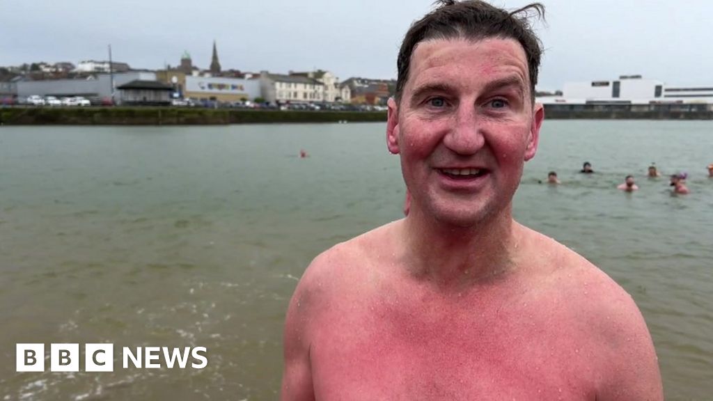 Wallasey man swims 'ice mile' to raise funds for friend - BBC News