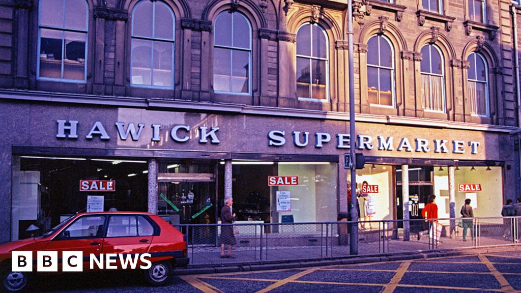 Hawick's shops' celebrated in new exhibition BBC News