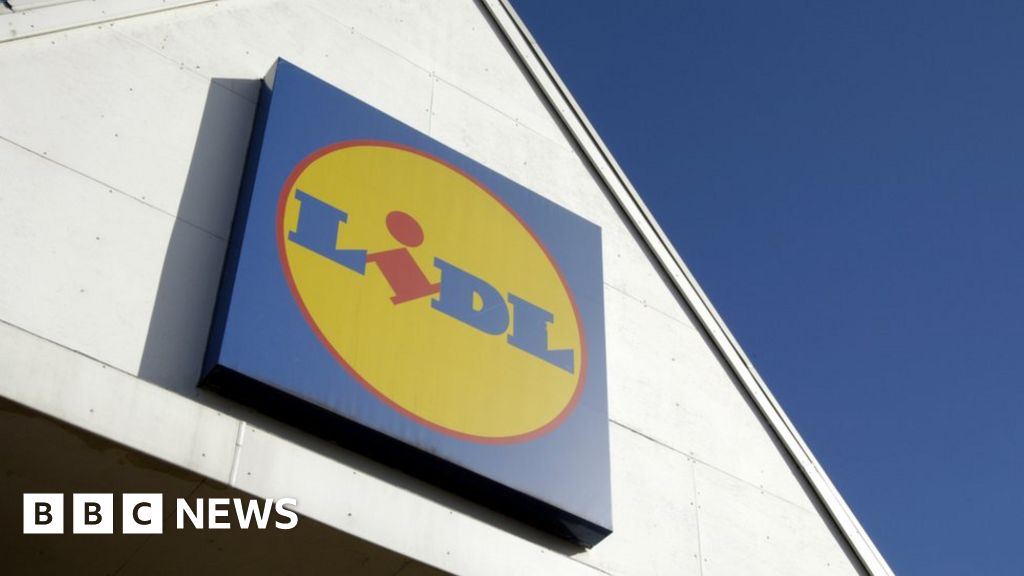 Jobs at risk as Lidl Leicestershire warehouse set to shut - BBC News