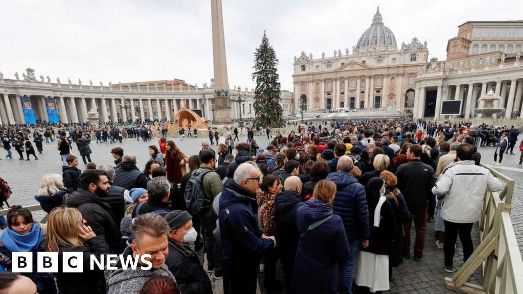 Pope Benedict XVI: Thousands pay respects at the Vatican