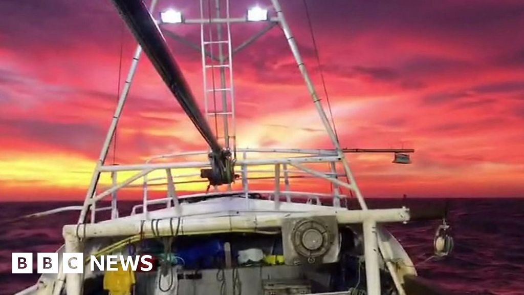Sunset captured at sea by Grimsby fisherman - BBC News