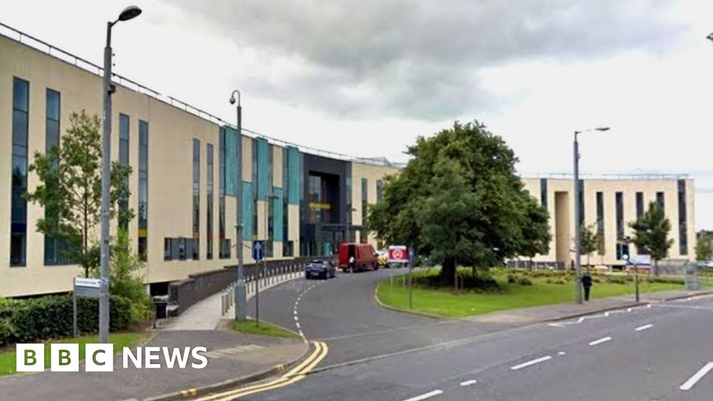 Cleanliness concerns at £100m New Victoria Hospital in Glasgow - BBC News