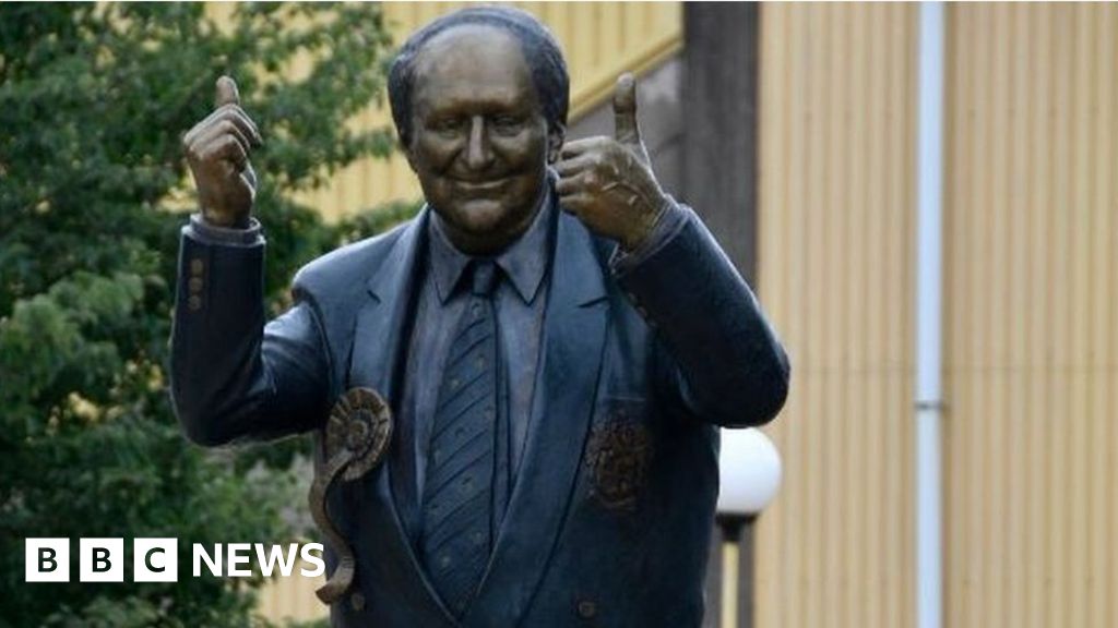 Wolves unveil statue of Sir Jack Hayward - BBC News