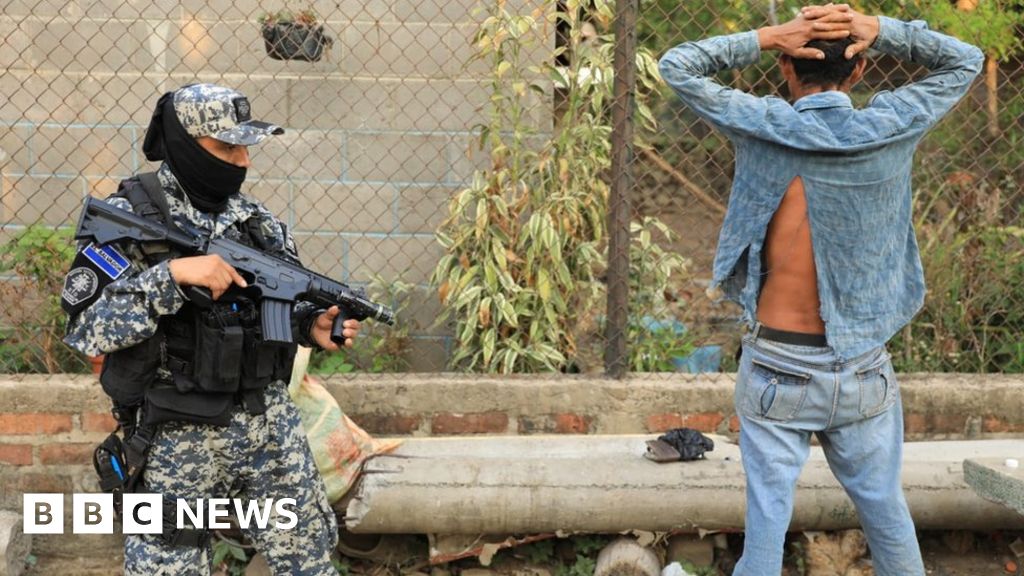 Войници и полиция в Ел Салвадор са обкръжили целия централен