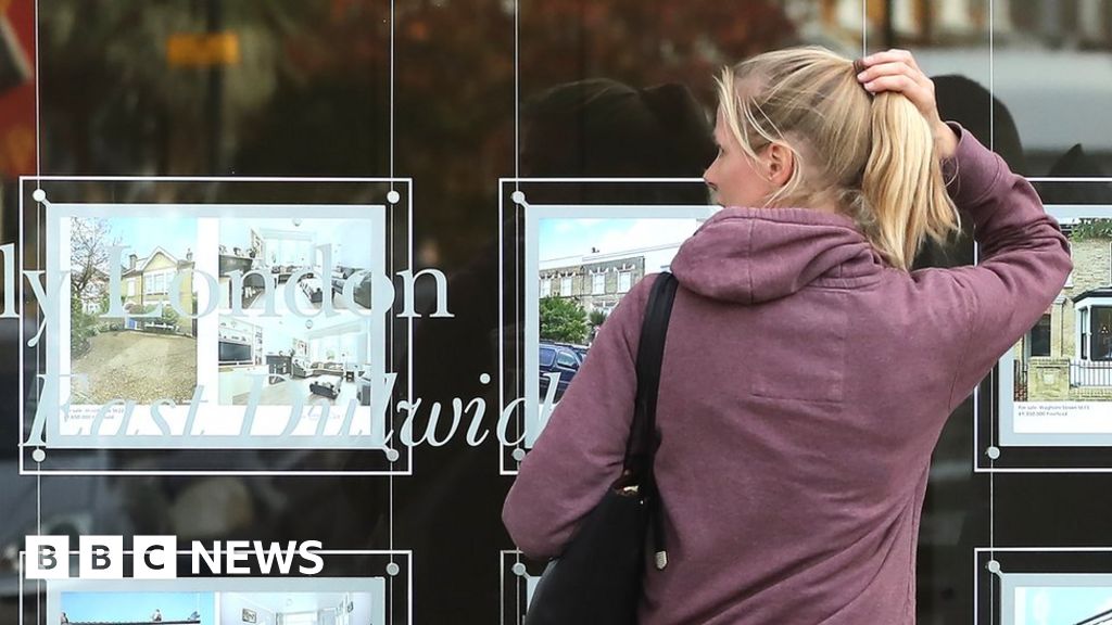Mortgage lenders halt some deals after pound falls - BBC