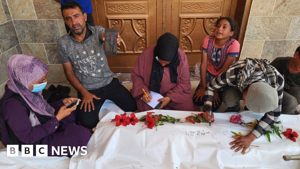 Търсене на изчезнали близки в масовите гробове в Газа