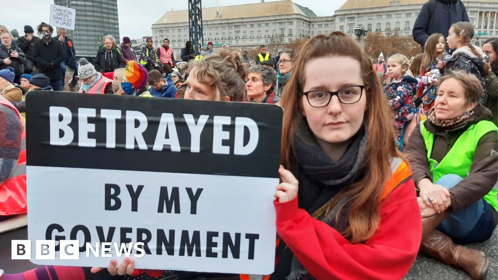 Insulate Britain Police Arrest After Lambeth Bridge Protest Bbc News