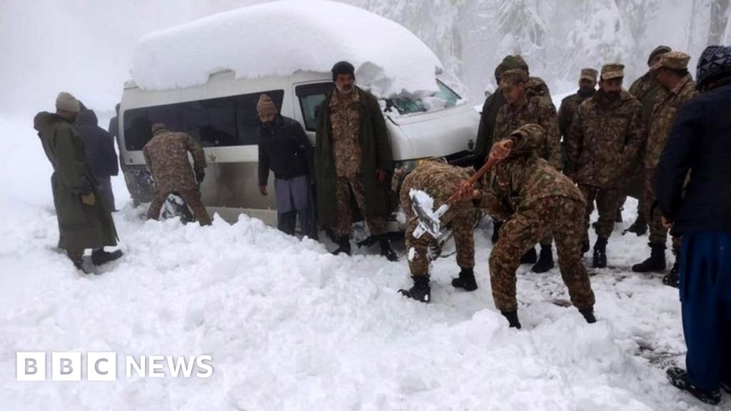 Pakistan: Many dead as heavy snow traps drivers in their vehicles – BBC News