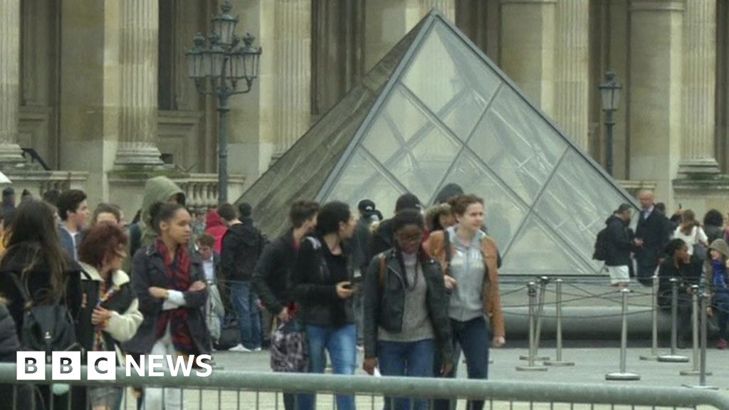 France Floods Louvre To Close As Seine Rises Further Bbc News