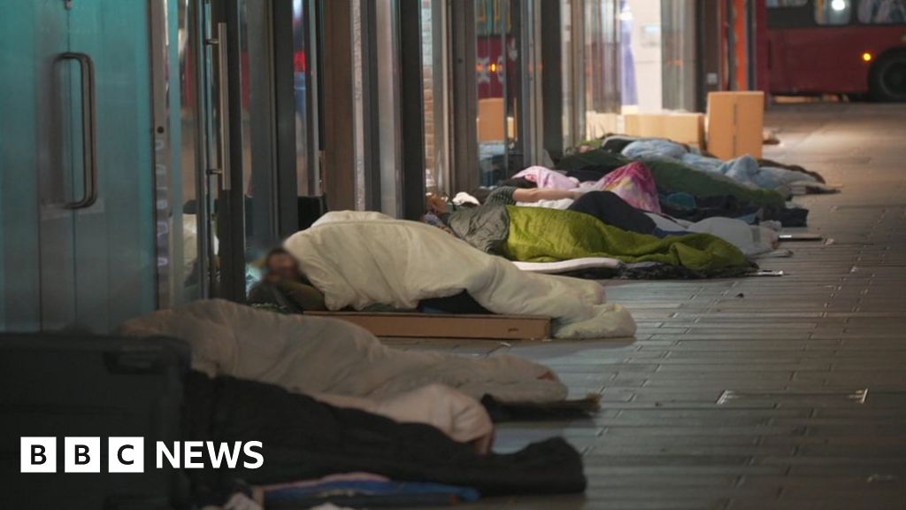 London mayor elections: Sadiq Khan pledges to end rough sleeping - BBC News