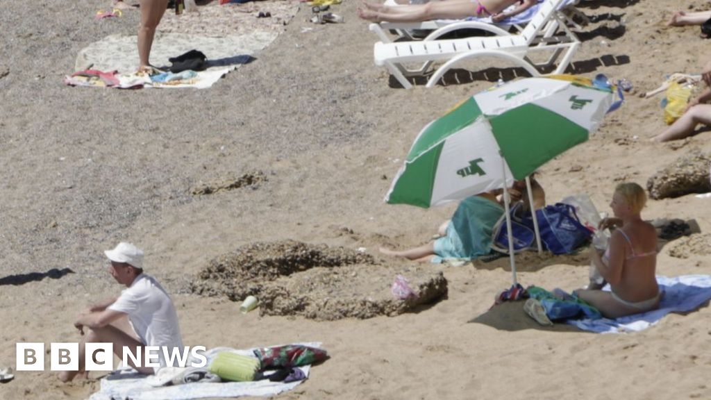 Crimeans told to stop stealing sand from beaches - BBC News