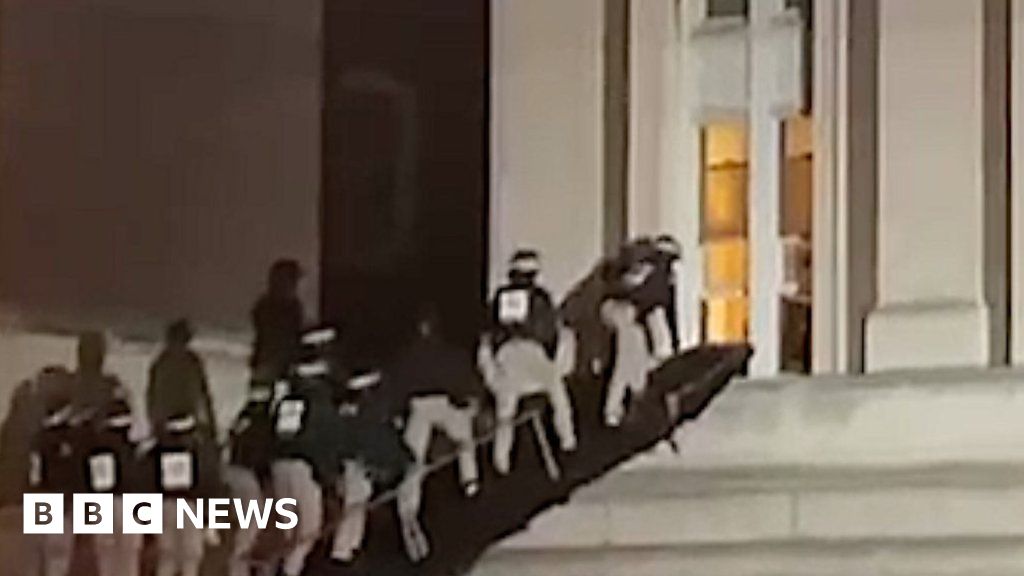 Police in riot gear raid Columbia University to arrest pro-Palestinian protesters