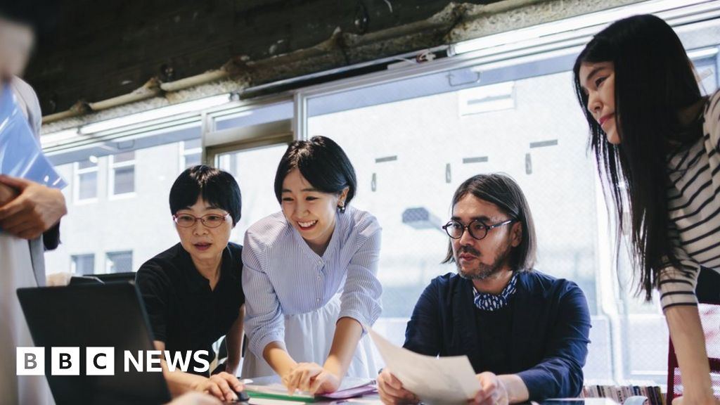 Japan 'glasses ban' for women at work sparks backlash thumbnail