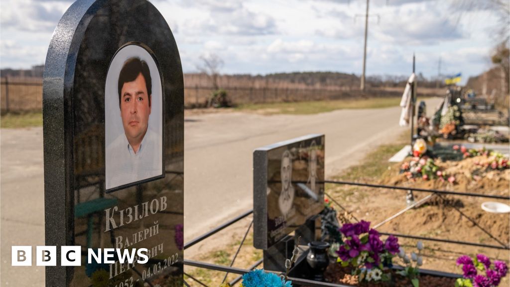 Войната в Украйна: Раните на Буча все още са сурови след две години