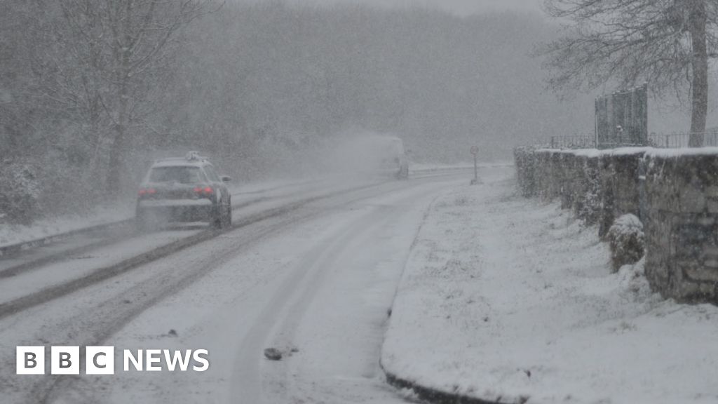 Driving warning as temperatures drop after snowfall - BBC News