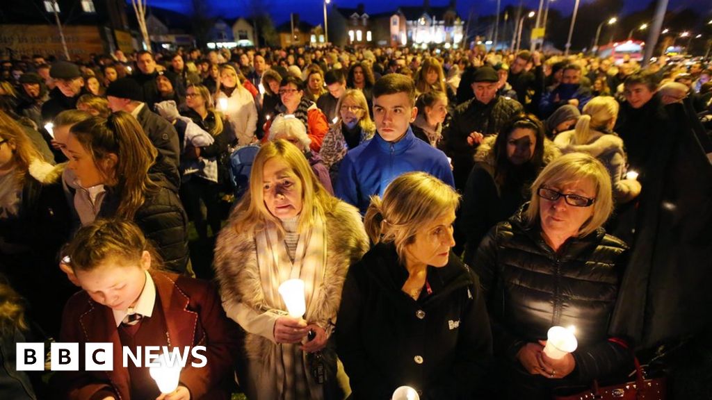 Martin McGuinness: Vigils held for Sinn Féin leader - BBC News