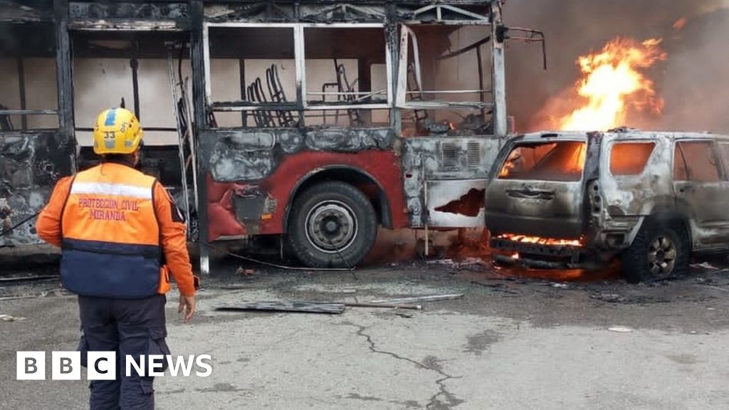 Венецуелска магистрала в пламъци, докато камион се врязва в мястото на катастрофата