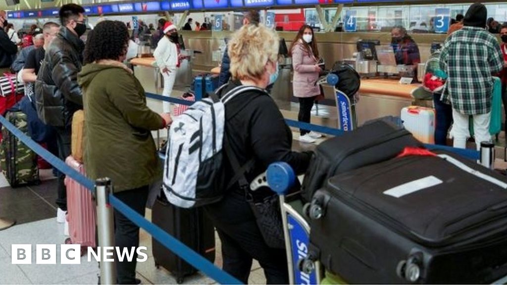 Covid: Travel misery continues as 1500 more flights cancelled - BBC News