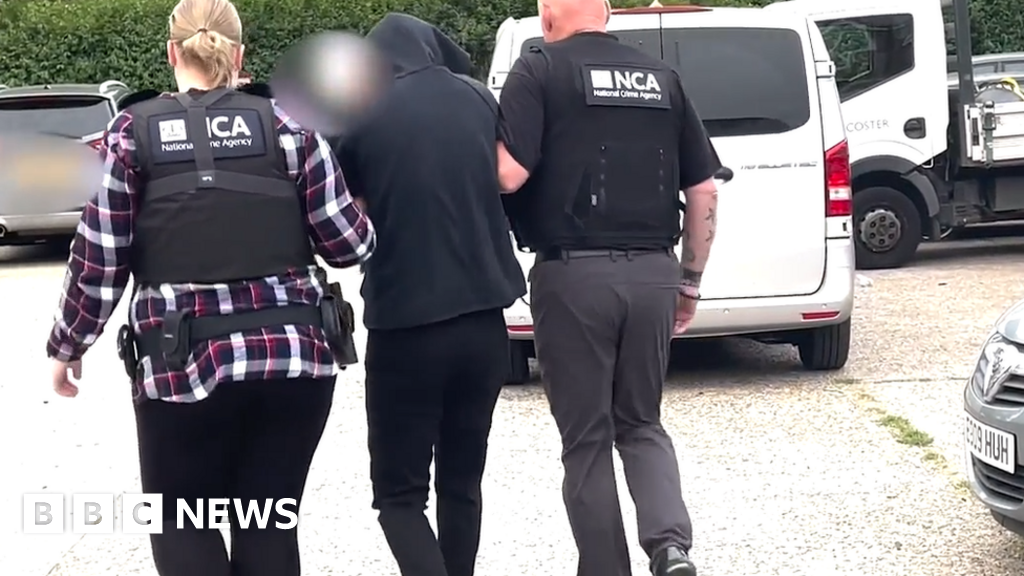 Four men arrested in UK in lorry people smuggling probe