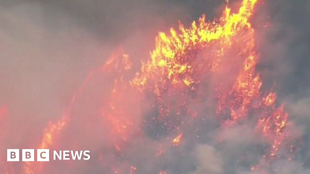 Wildfires hit Washington state east of Seattle - BBC News