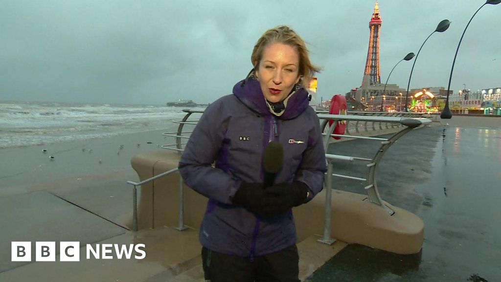 Storm Doris sweeps into the UK with winds of 87mph - BBC News