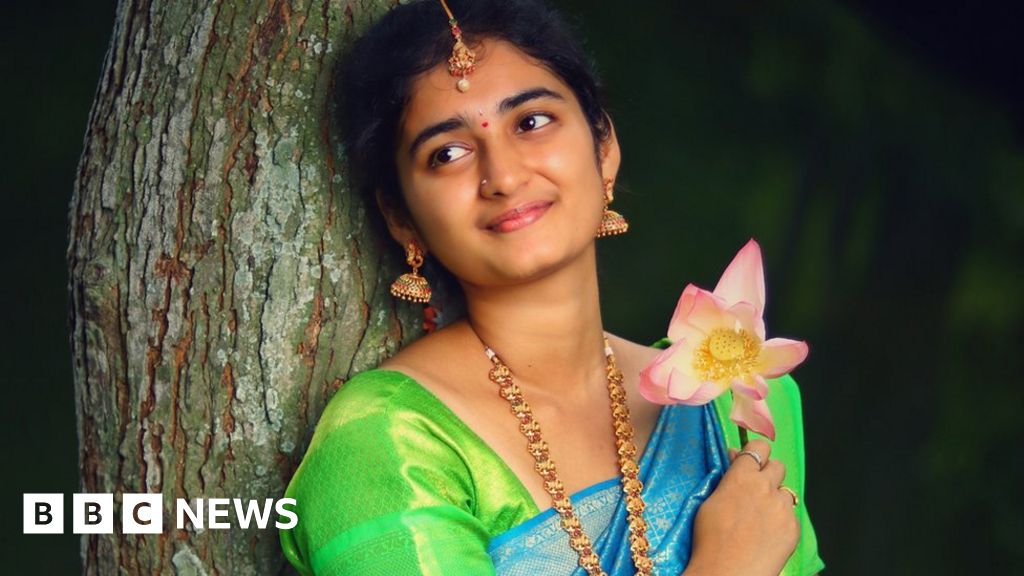 Ukraine war: The stolen faces used to promote Vladimir Putin