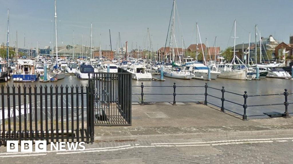 Hull: Men arrested and £140k boat seized in drug investigation - BBC News