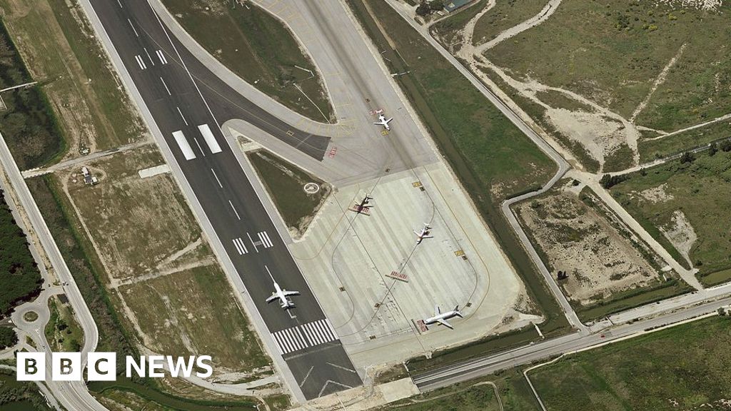 Spain: 'Migrants' flee plane after emergency Barcelona landing - BBC News