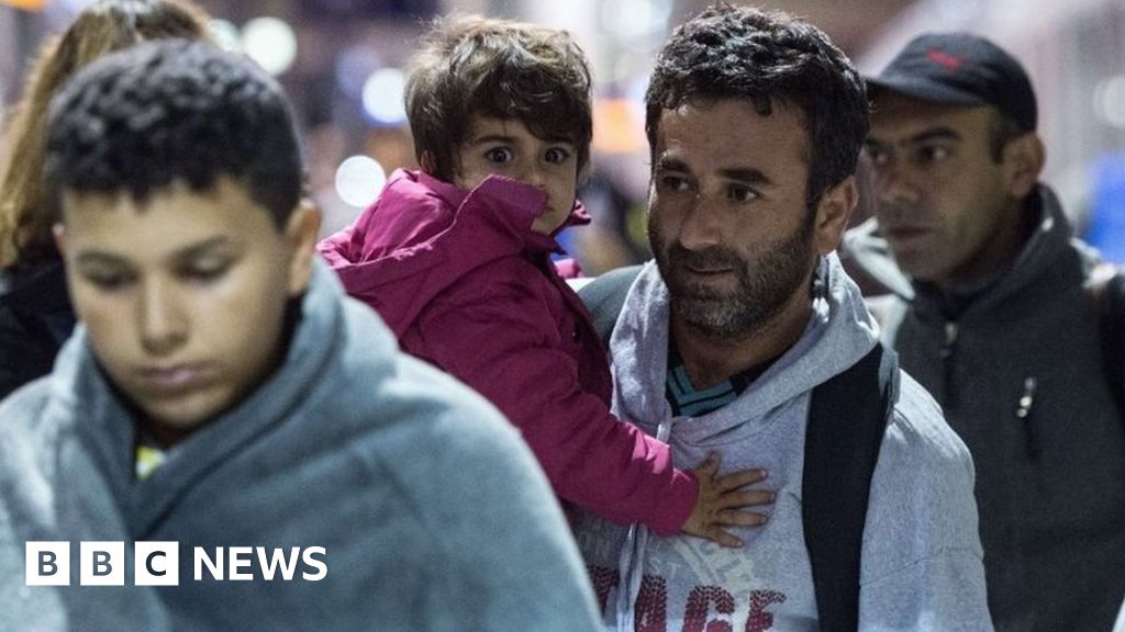 Migrant crisis: Germany boosts funding to regional states - BBC News