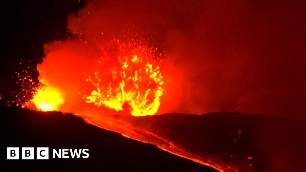 Mount Etna eruptions light up night sky - BBC News