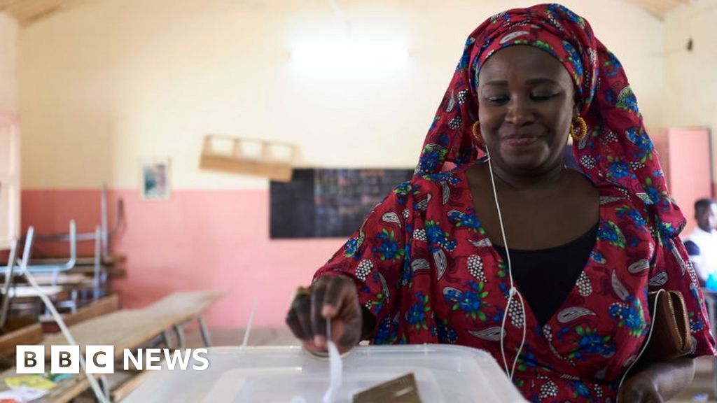 Президентът на Сенегал Маки Сал отложи изборите този месец след