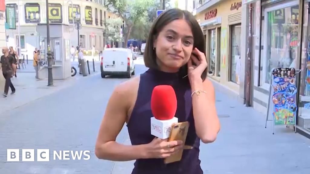 Issa Ballado: Indignação na Espanha depois que um homem apareceu para apalpar um repórter ao vivo