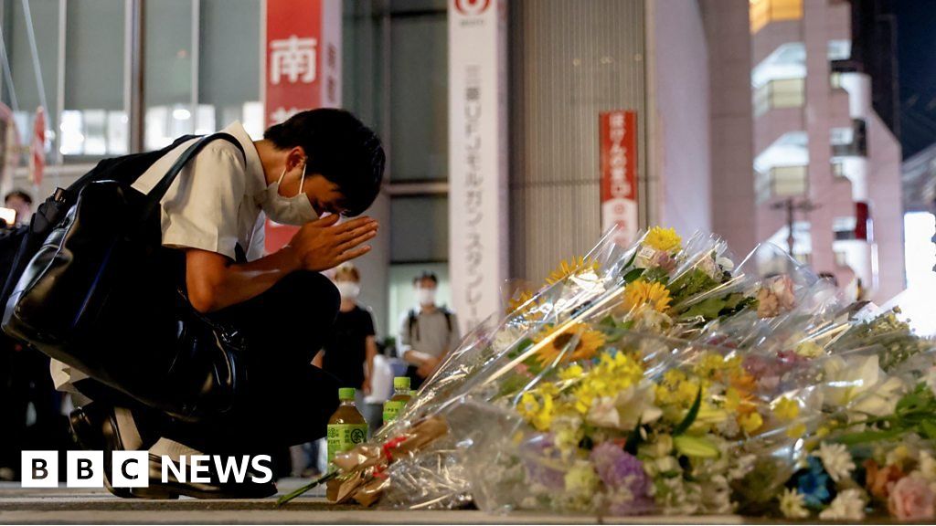 Shinzo Abe: Mourners gather on street where Japan's ex-leader was shot