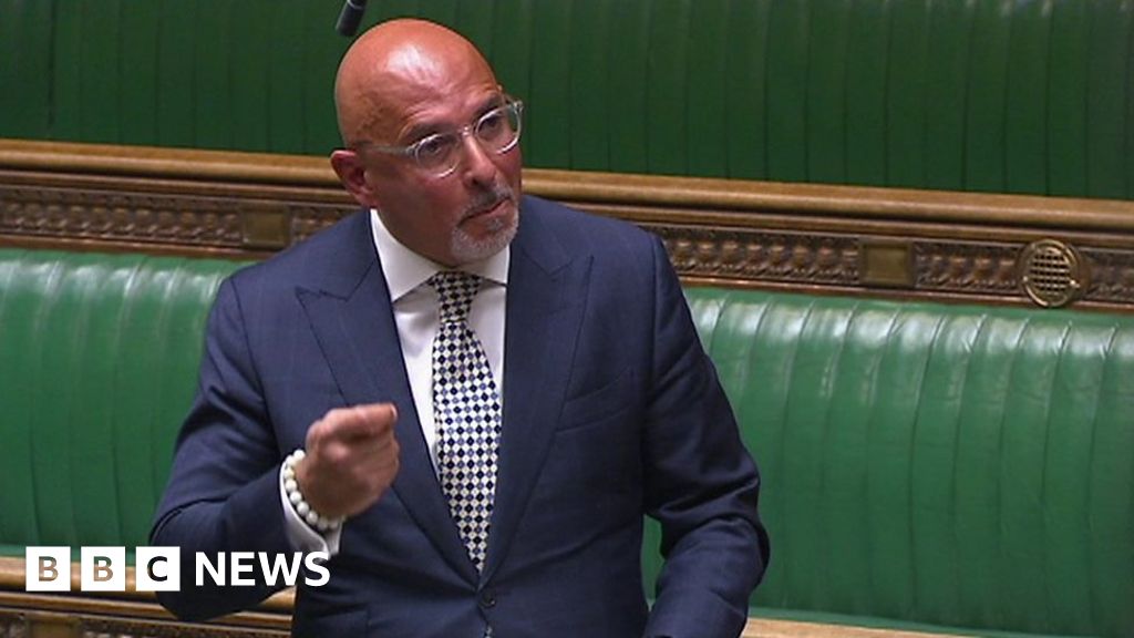 Ex-minister calls to quash 800 post office convictions