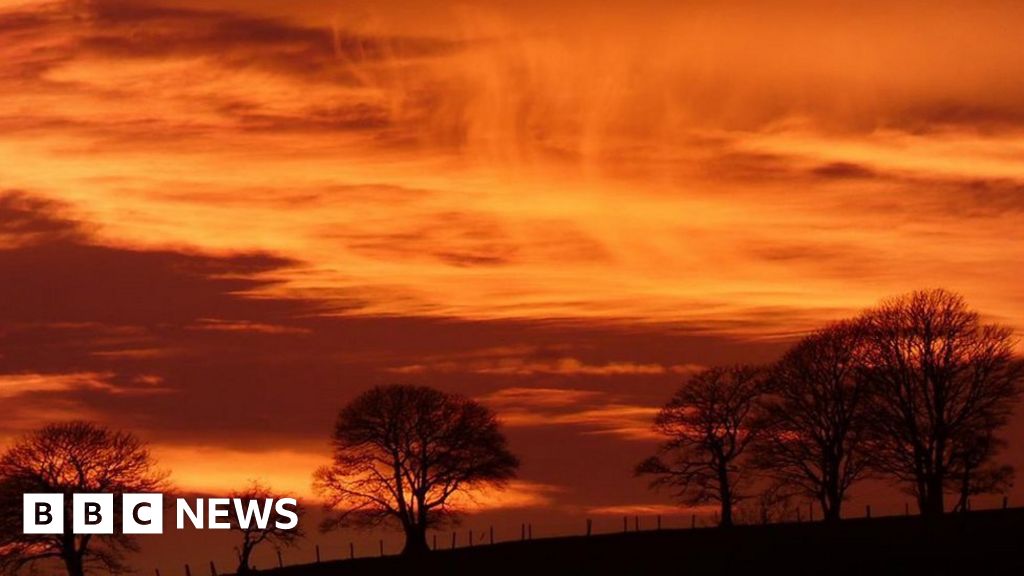 Spectacular sunsets light up UK skies - BBC News