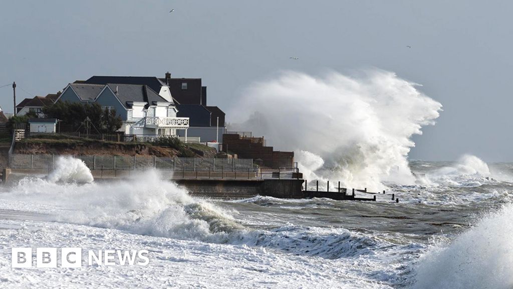 Storm Ciarán: England and Channel Islands prepare for disruption