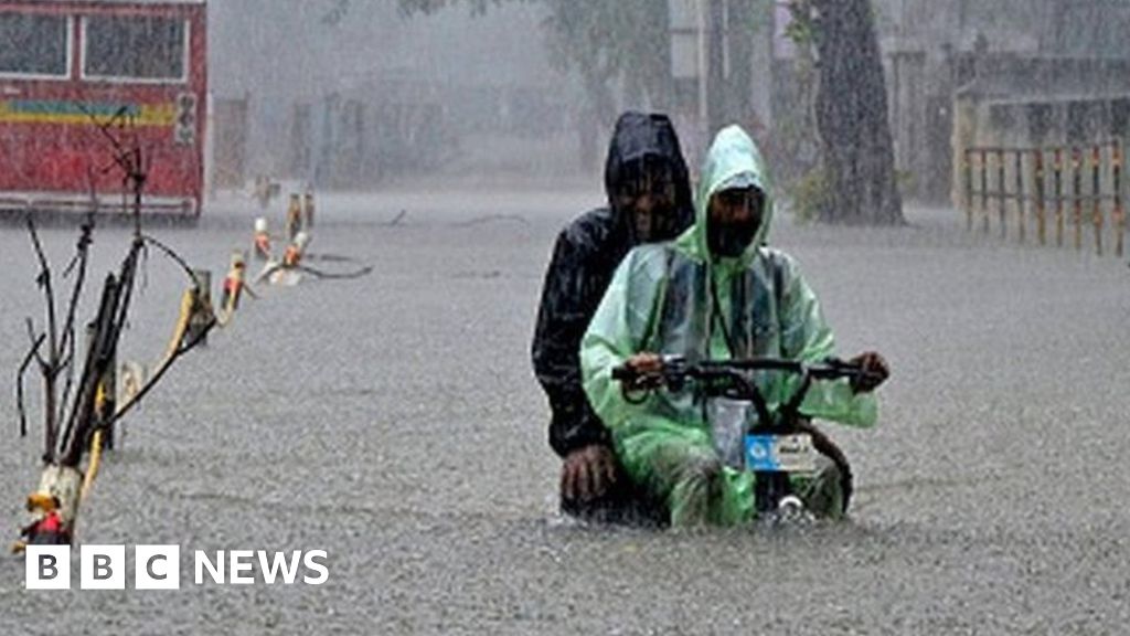 Mumbai: Heavy rains bring Indian city to a standstill