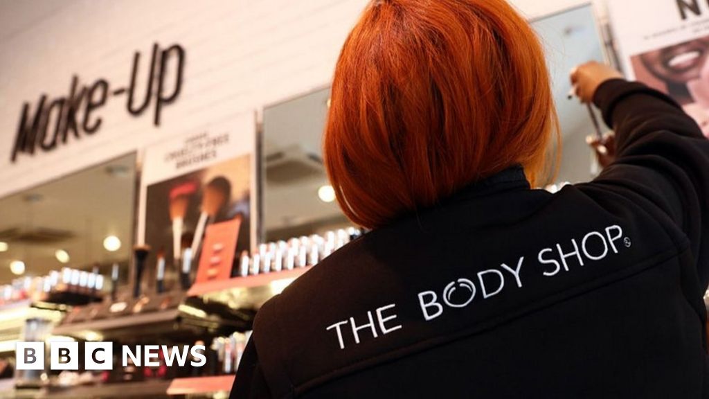 Les emplois et les magasins Body Shop au Royaume-Uni sont menacés dans la course pour sauver l'entreprise