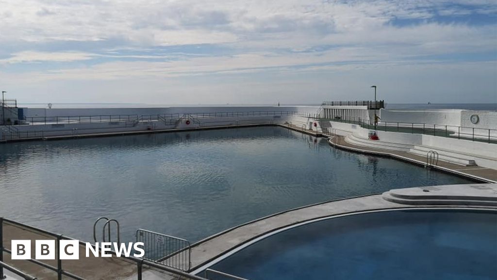 Jubilee Pool 'Hot rocks' lido reopens without heat BBC News