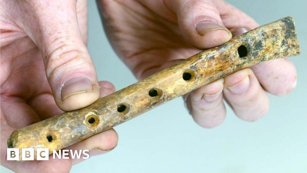 remarkably-well-preserved-bone-flute-unearthed-in-kent