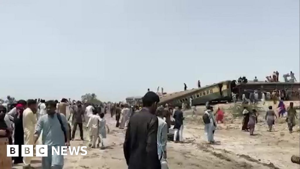 Най-малко 15 убити и десетки ранени при влакова катастрофа в Пакистан
