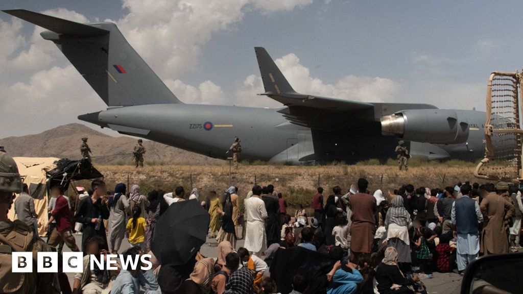 Hours without food or water in Kabul airport 'hell'