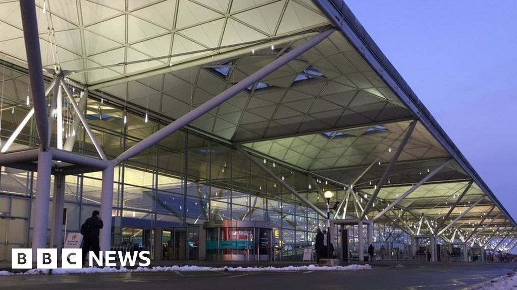 Stansted Airport baggage delays disrupt 'hundreds' of passengers BBC News