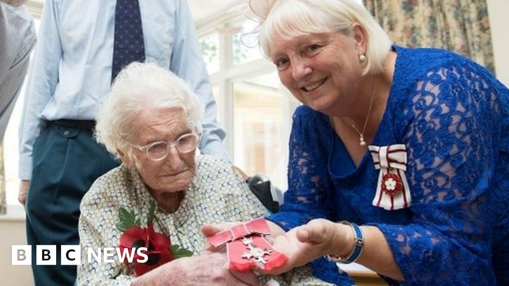 Britain's 'longest serving' poppy seller becomes MBE - BBC News