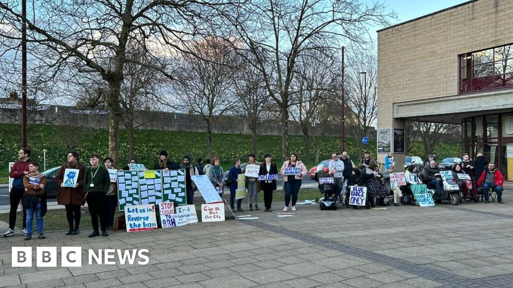 York blue badge parking ban protest at Lib Dem conference - BBC News