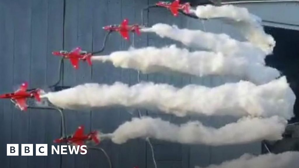 Coronavirus: Red arrows fans of the stage DIY airshow