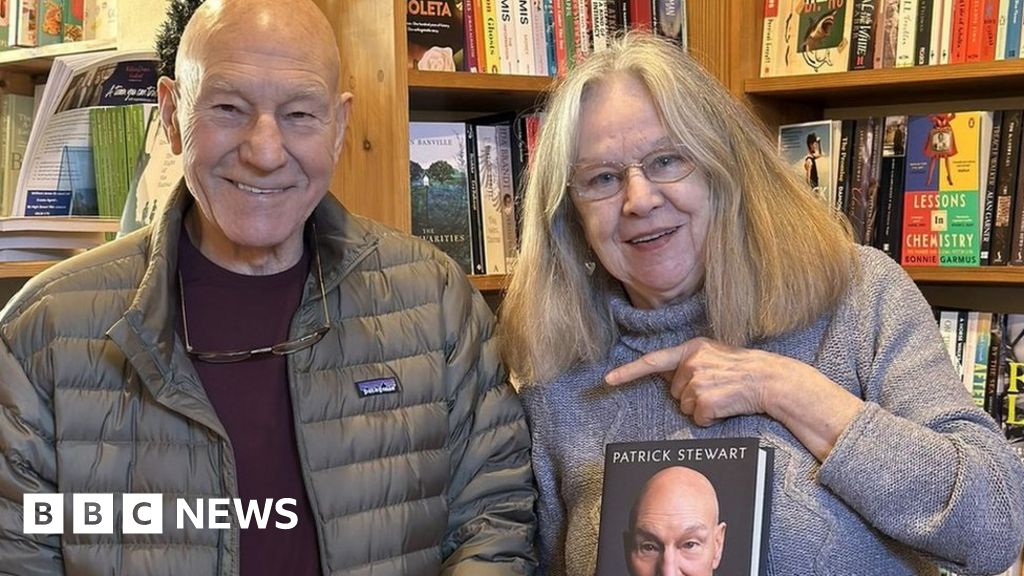 Sir Patrick Stewart hace una visita sorpresa a la librería de Woodstock
