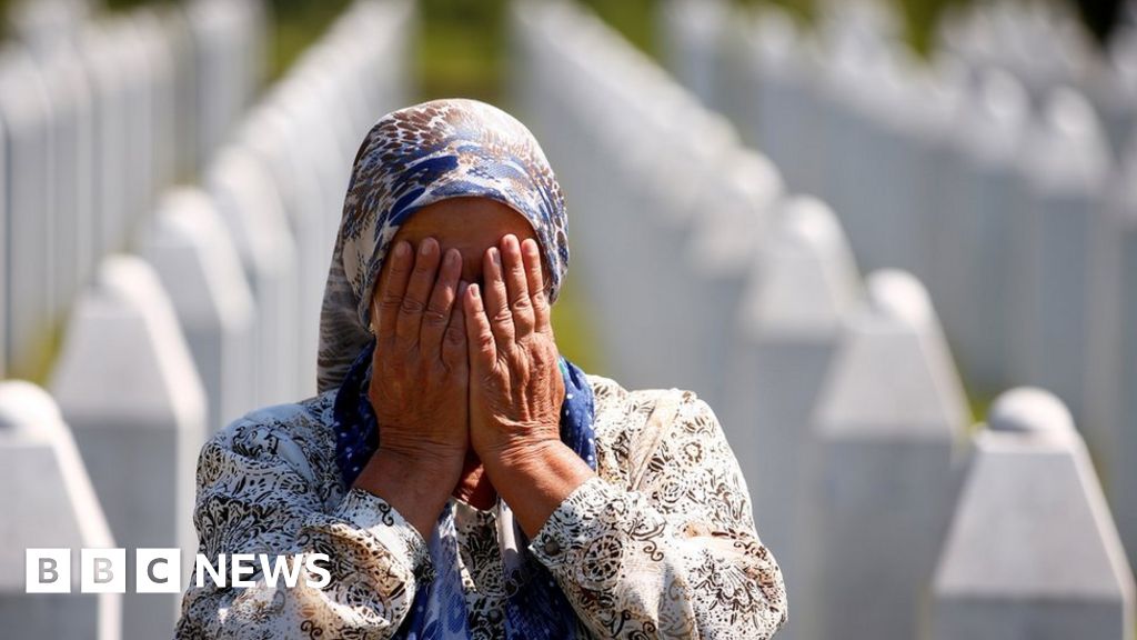 Srebrenica: Bosnia marks 25 years since massacre